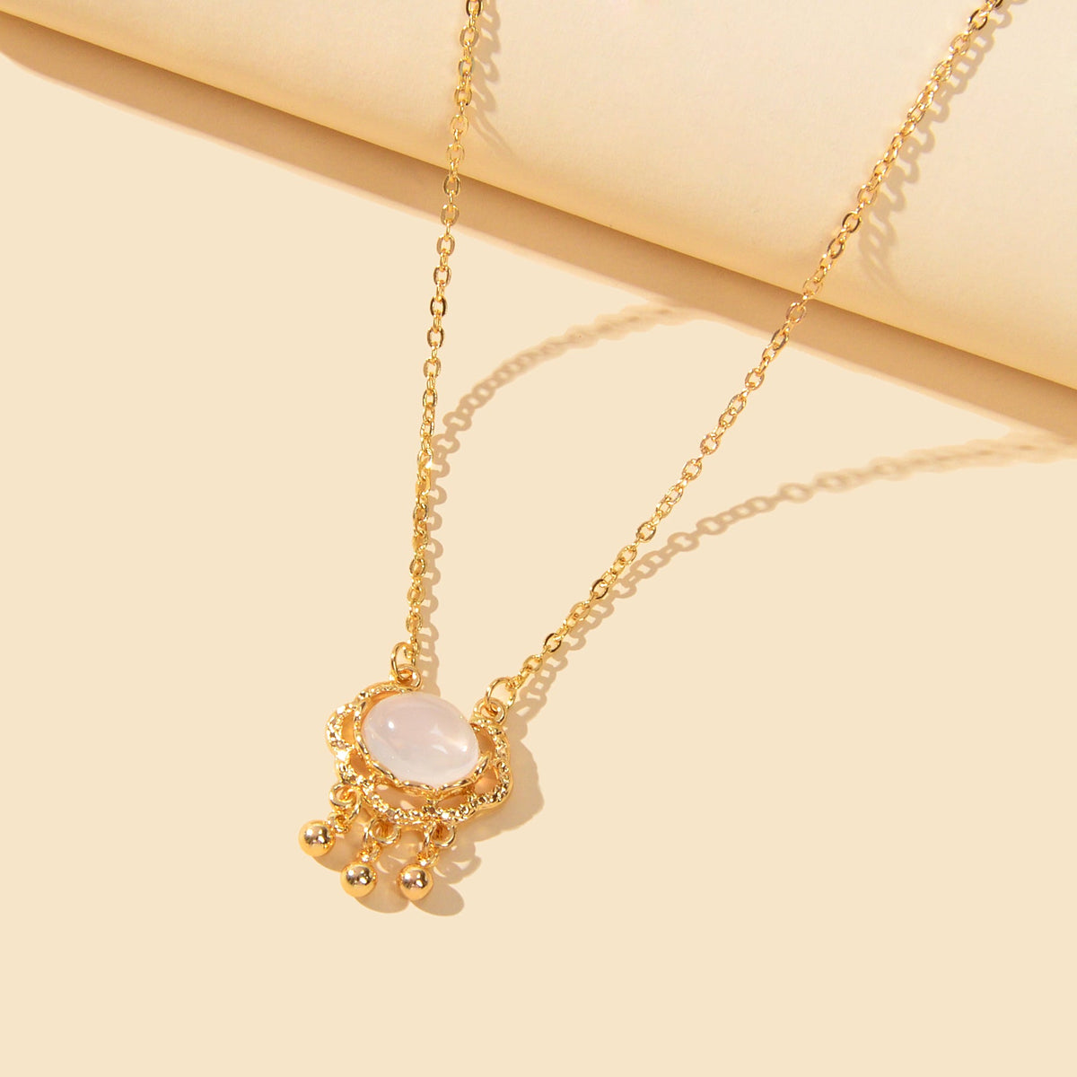 Collar Dorado con Ópalo y Colgante de Candado Texturizado – Regalo para Mejor Amiga